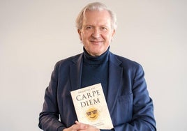 Emilio del Rio posa con su libro 'Carpe Diem'.