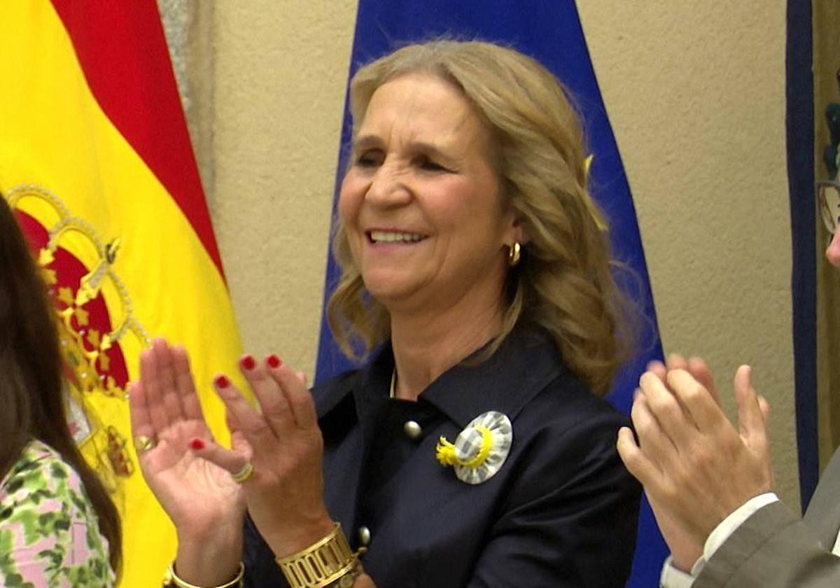 La Infanta Elena sorprende con un look atrevido y original en su esperada vuelta a la agenda 'real'