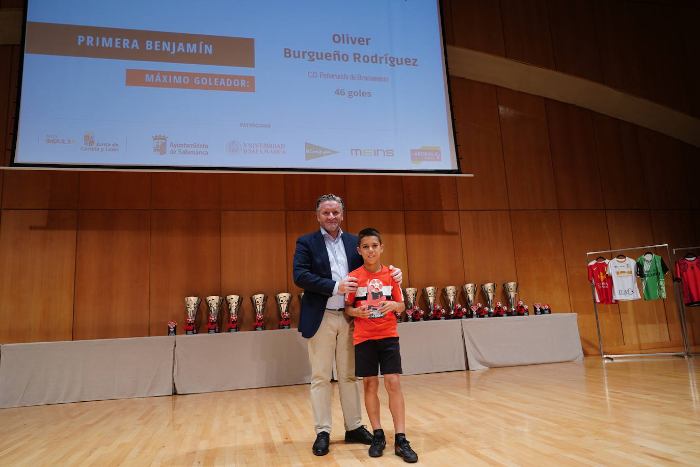 Oliver Burgueño Rodríguez, del Peñaranda de Bracamonte, recibe el trofeo de manos de Jesús Hierro Estévez, director de la oficina de Laboral Kutxa del paseo de San Antonio.