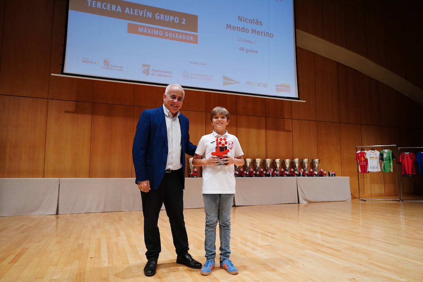 Nicolás Mendo, del Navega C, recibe el trofeo de manos de Jesús María Ortiz Fernández, diputado provincial de Deportes.