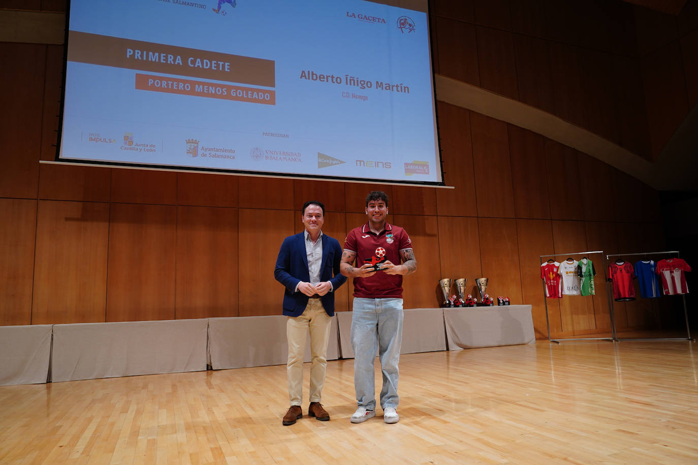 Samuel Blanco, en nombre de Alberto Íñigo Martín, del Navega, recibe el trofeo de manos de Pedro Martínez Córdoba, concejal de Promoción Económica, Comercio, Mercados y Juventud del Ayuntamiento de Salamanca.