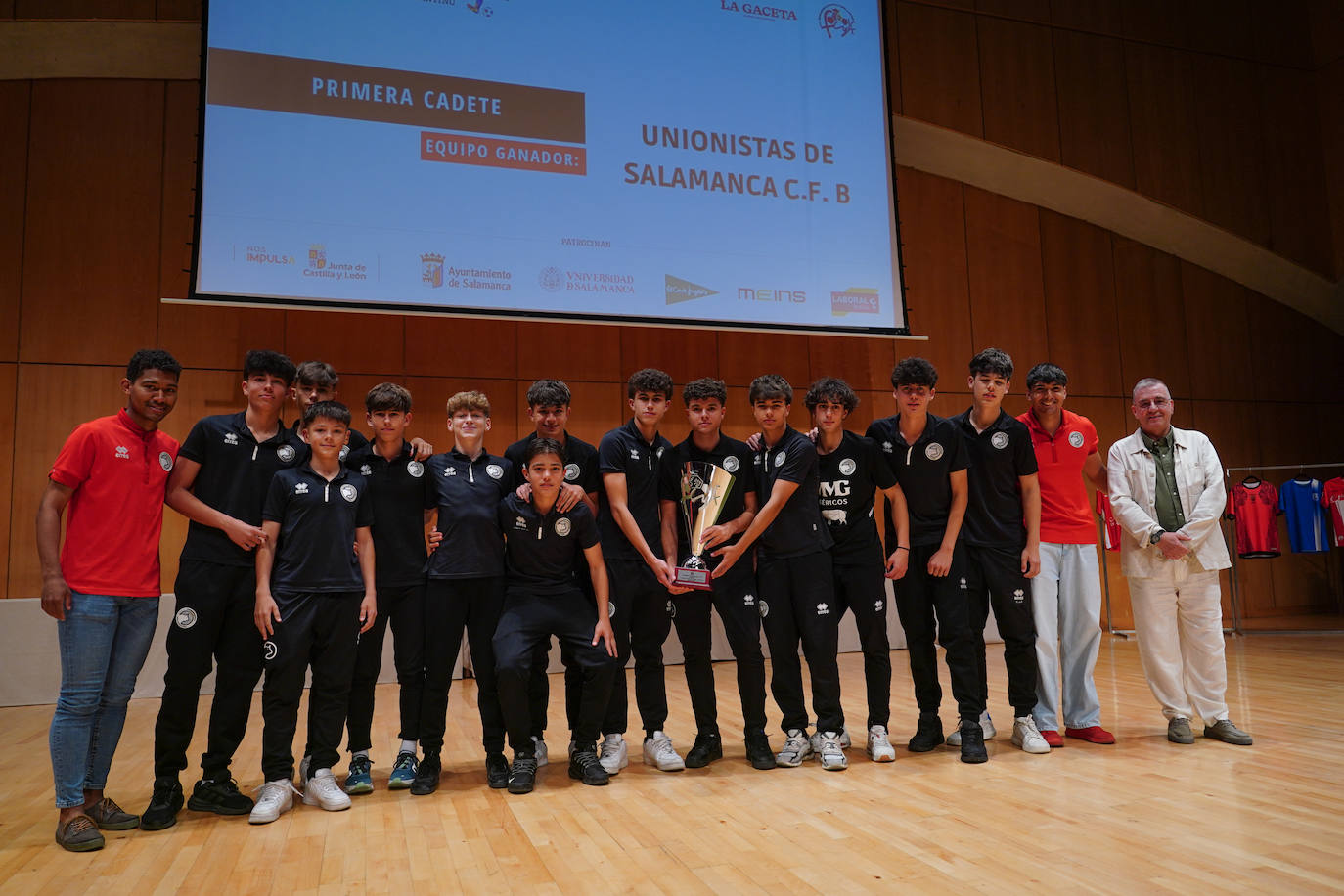 Unionistas de Salamanca B recibe el trofeo de manos de Roberto Lozano, presidente del Comité de Competición.