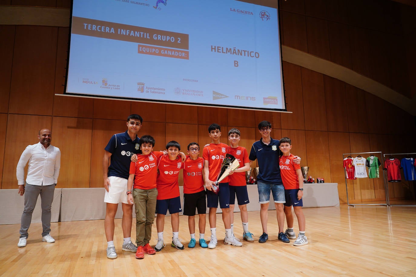 El Helmántico B recibe el trofeo de manos de Alfonso Vicente, delegado del Comité de Árbitros.