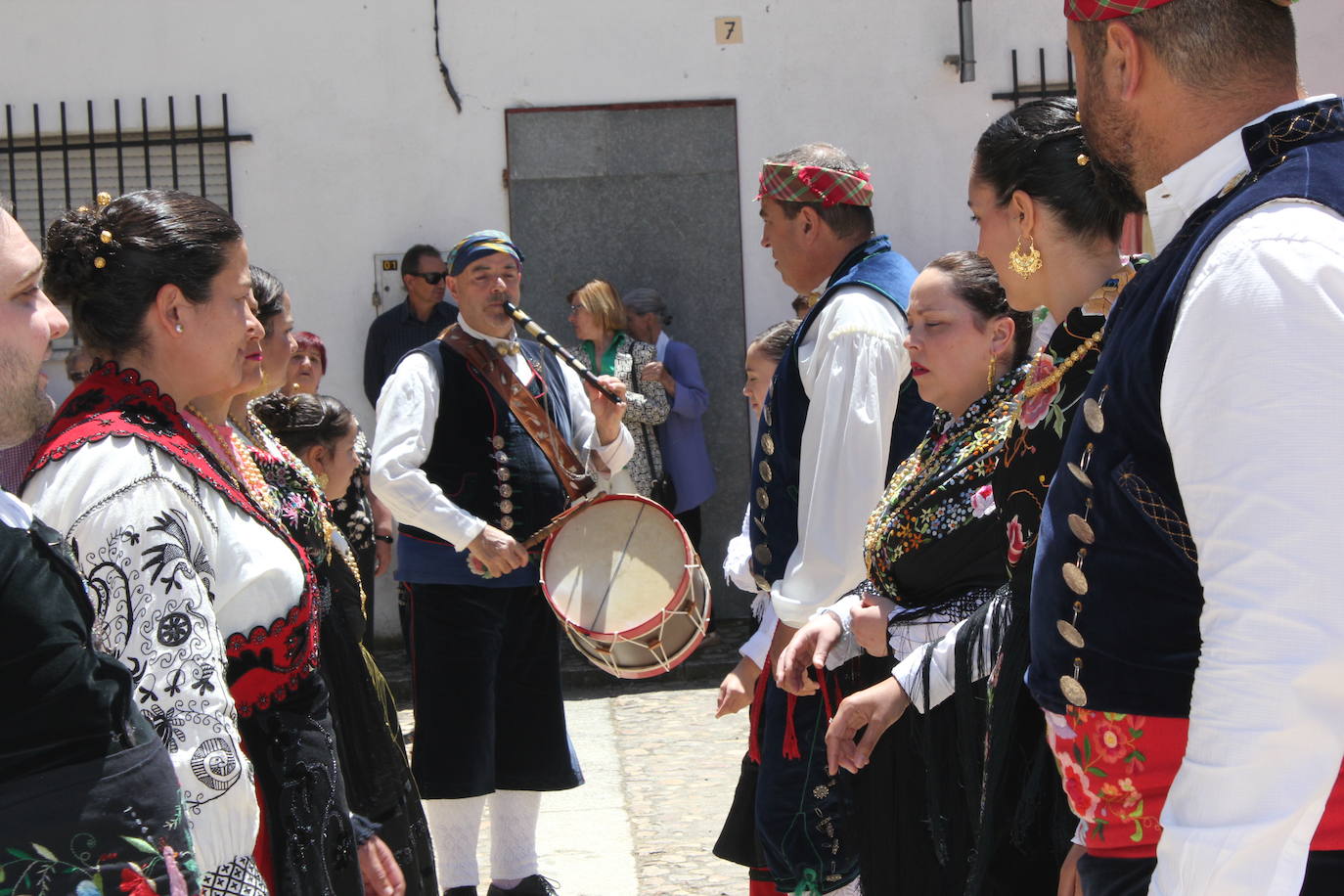El Cabaco se viste de folclore serrano por La Emperrá