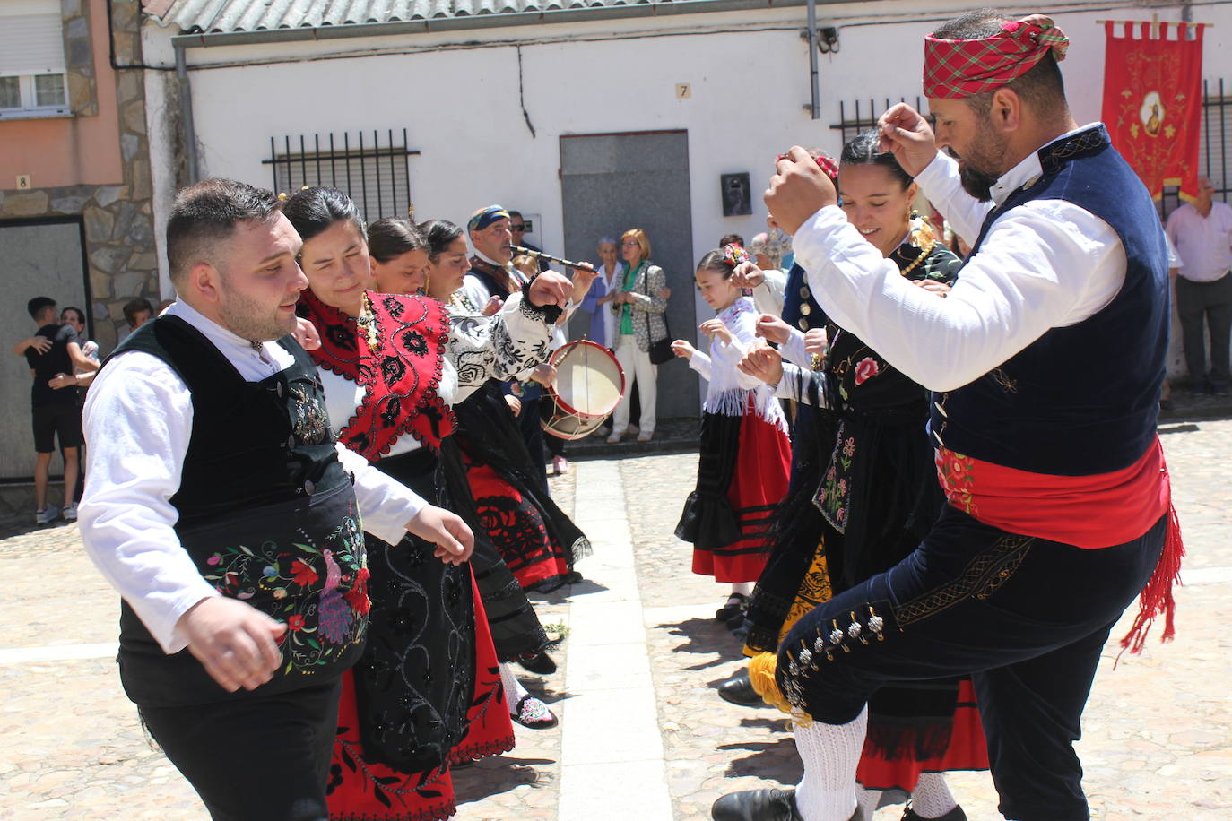El Cabaco se viste de folclore serrano por La Emperrá