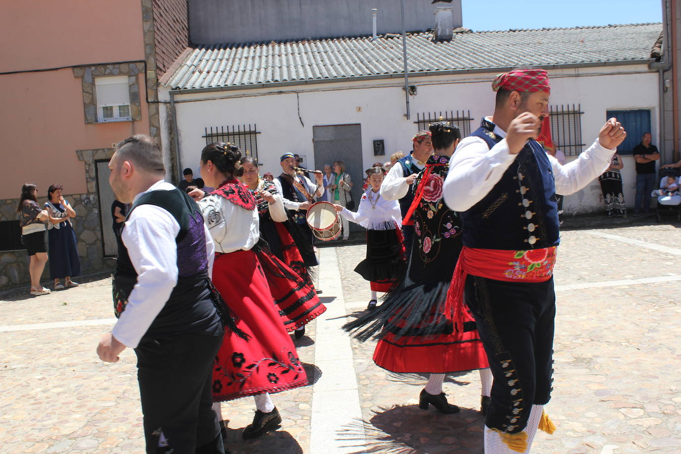 El Cabaco se viste de folclore serrano por La Emperrá