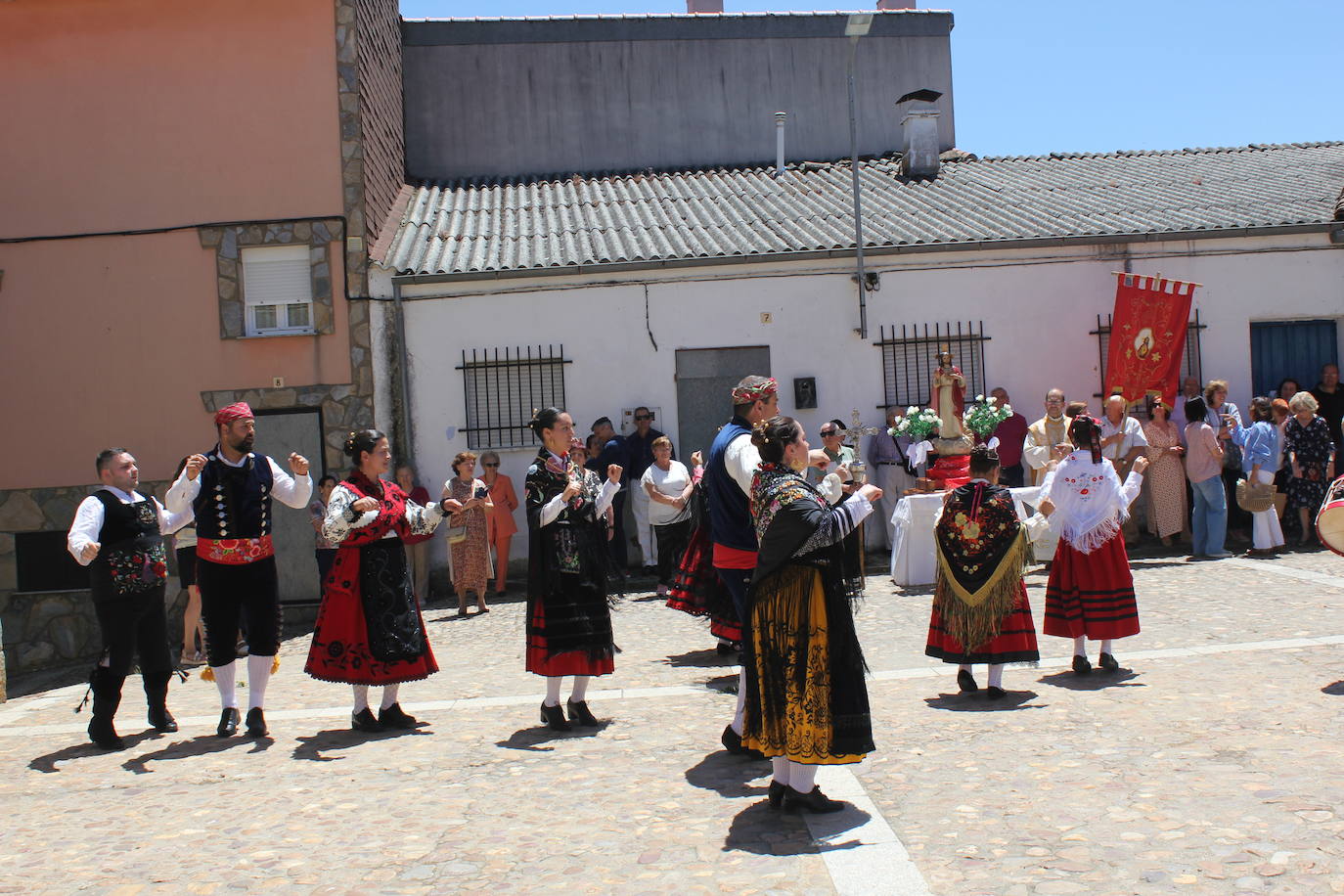 El Cabaco se viste de folclore serrano por La Emperrá