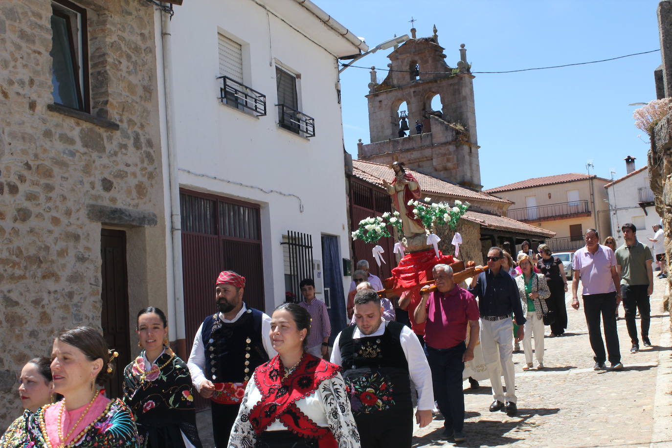 El Cabaco se viste de folclore serrano por La Emperrá