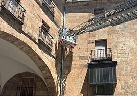 Imegen de la intervención de los Bomberos en la Plaza del Corrillo.