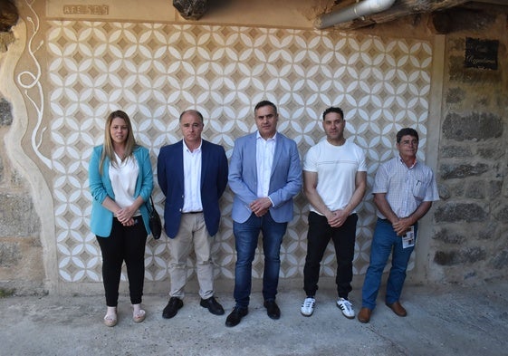 Elena Nieto, Juan Zaballos, Antonio Labrador, José Luis Martín y Juan Gil Martín, en uno de los esgrafiados