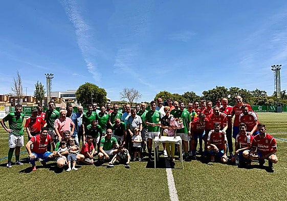 Foto de familia de los dos conjuntos y la familia de Luis Ramos