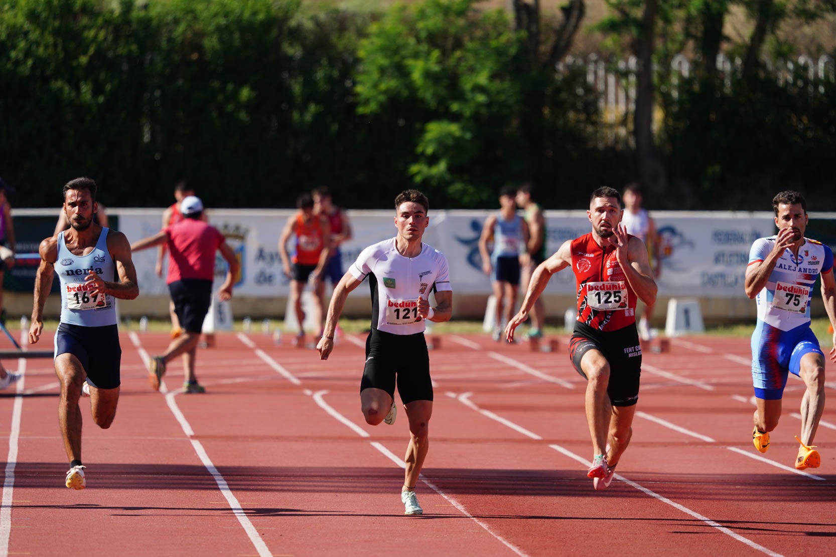 Las mejores imágenes de una gran tarde de atletismo en Las Pistas del Helmántico