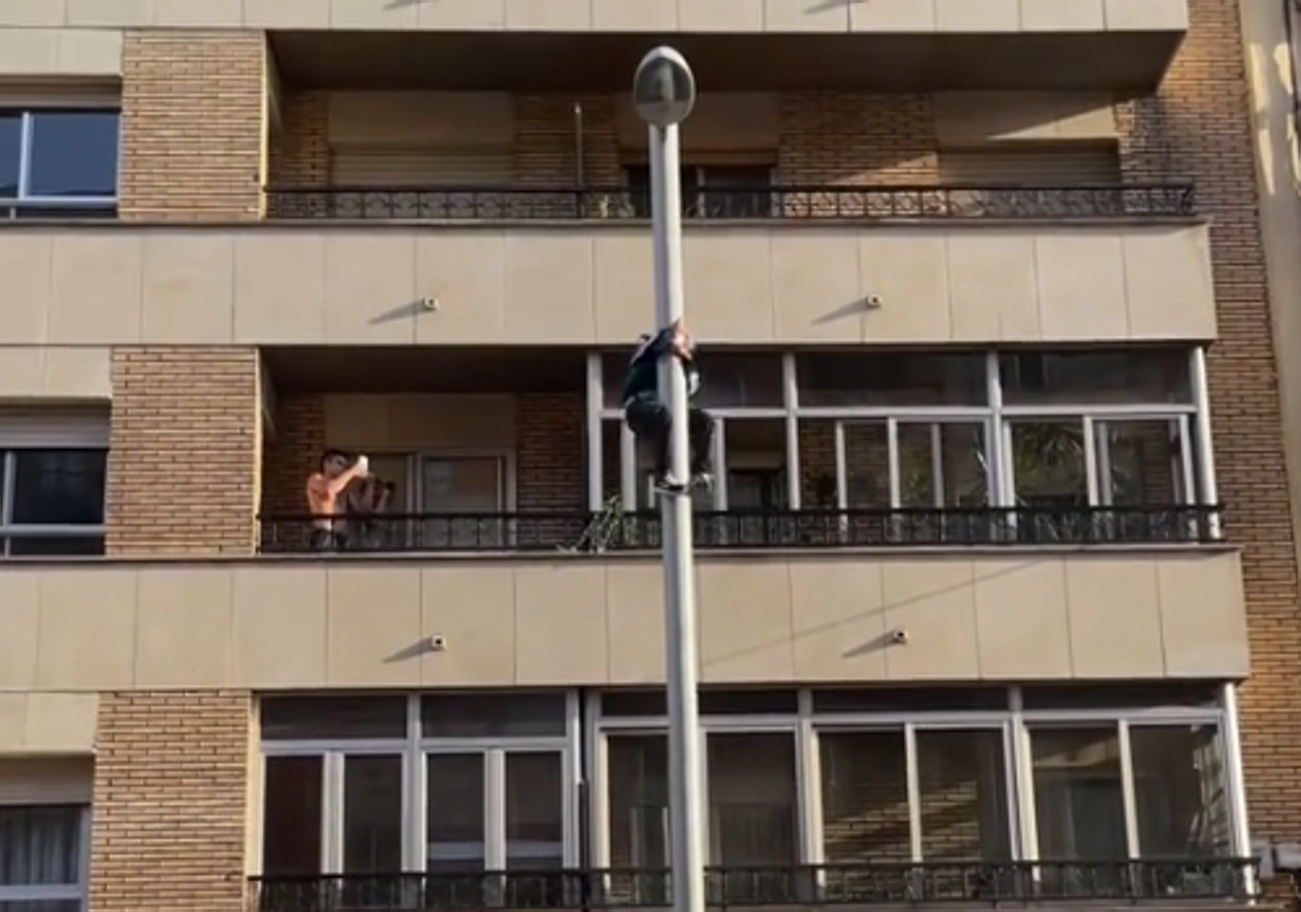 Se viraliza la 'peculiar' forma de coger el pan de un burgalés en Salamanca
