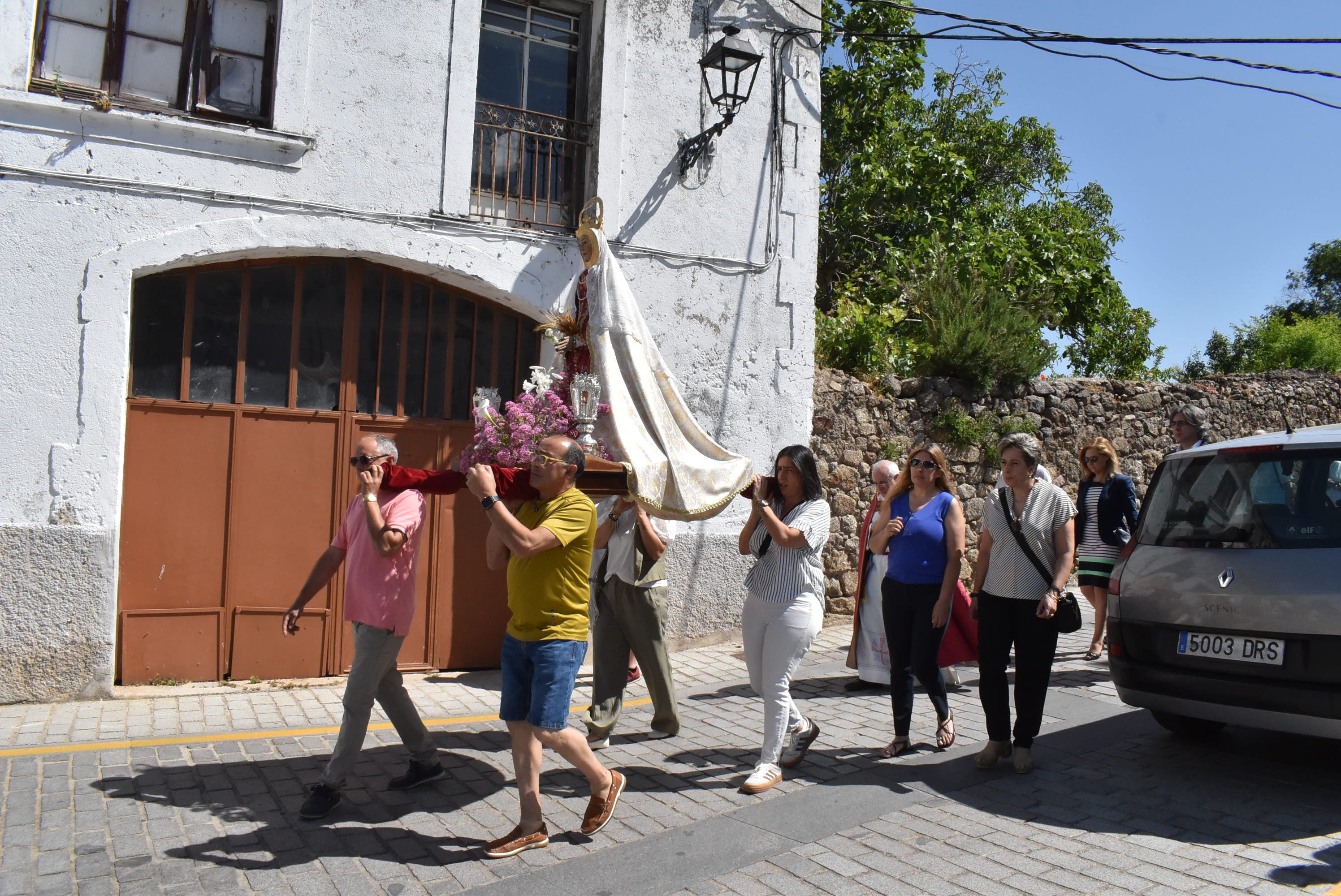 Béjar acompaña La Antigua en la procesión de la Virgen en el Domingo de Pentecostés
