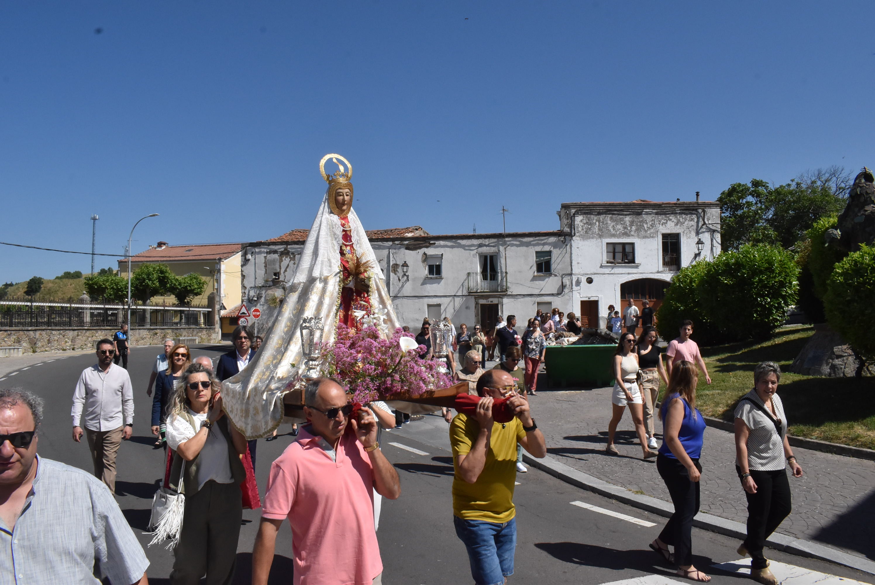Béjar acompaña La Antigua en la procesión de la Virgen en el Domingo de Pentecostés