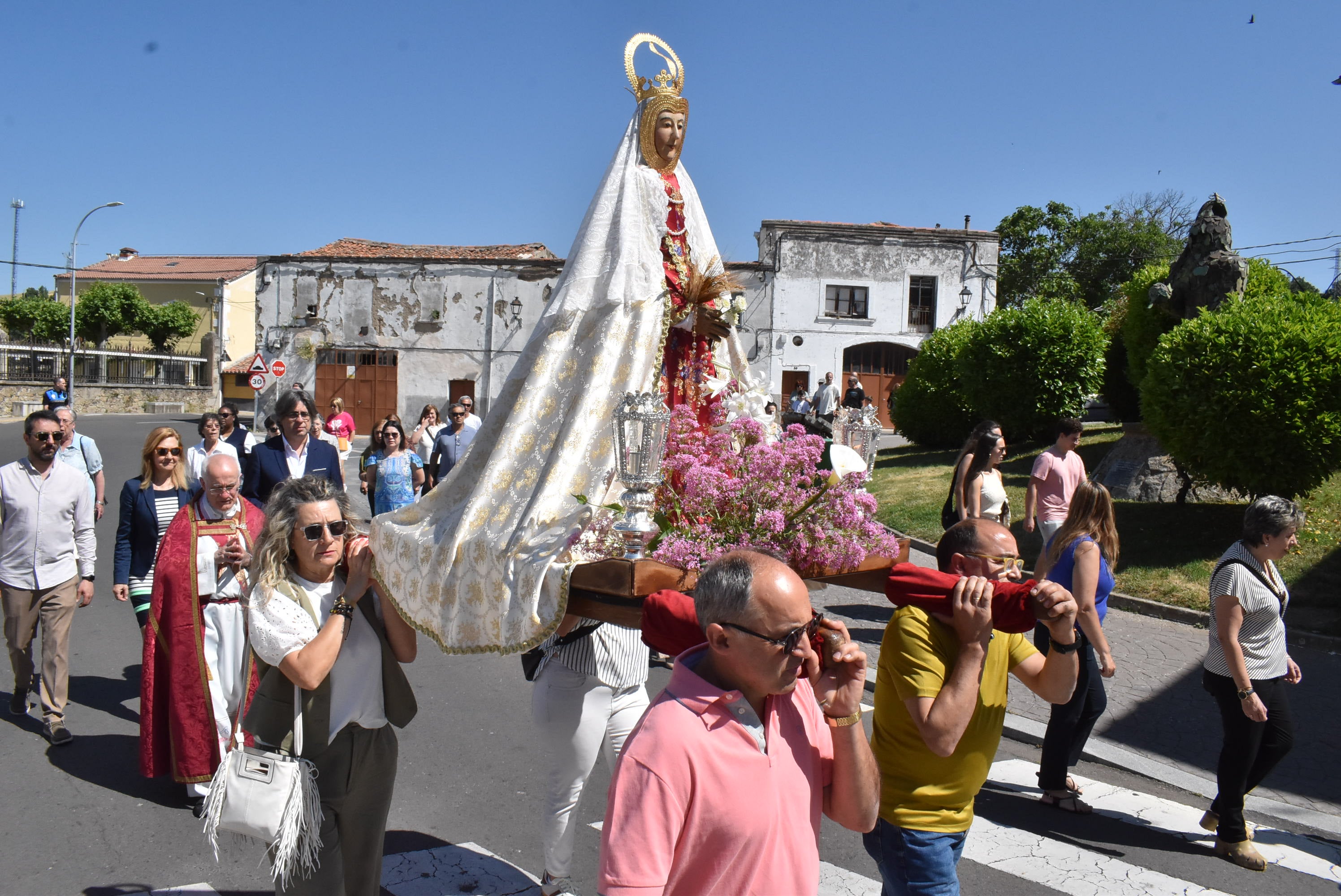 Béjar acompaña La Antigua en la procesión de la Virgen en el Domingo de Pentecostés