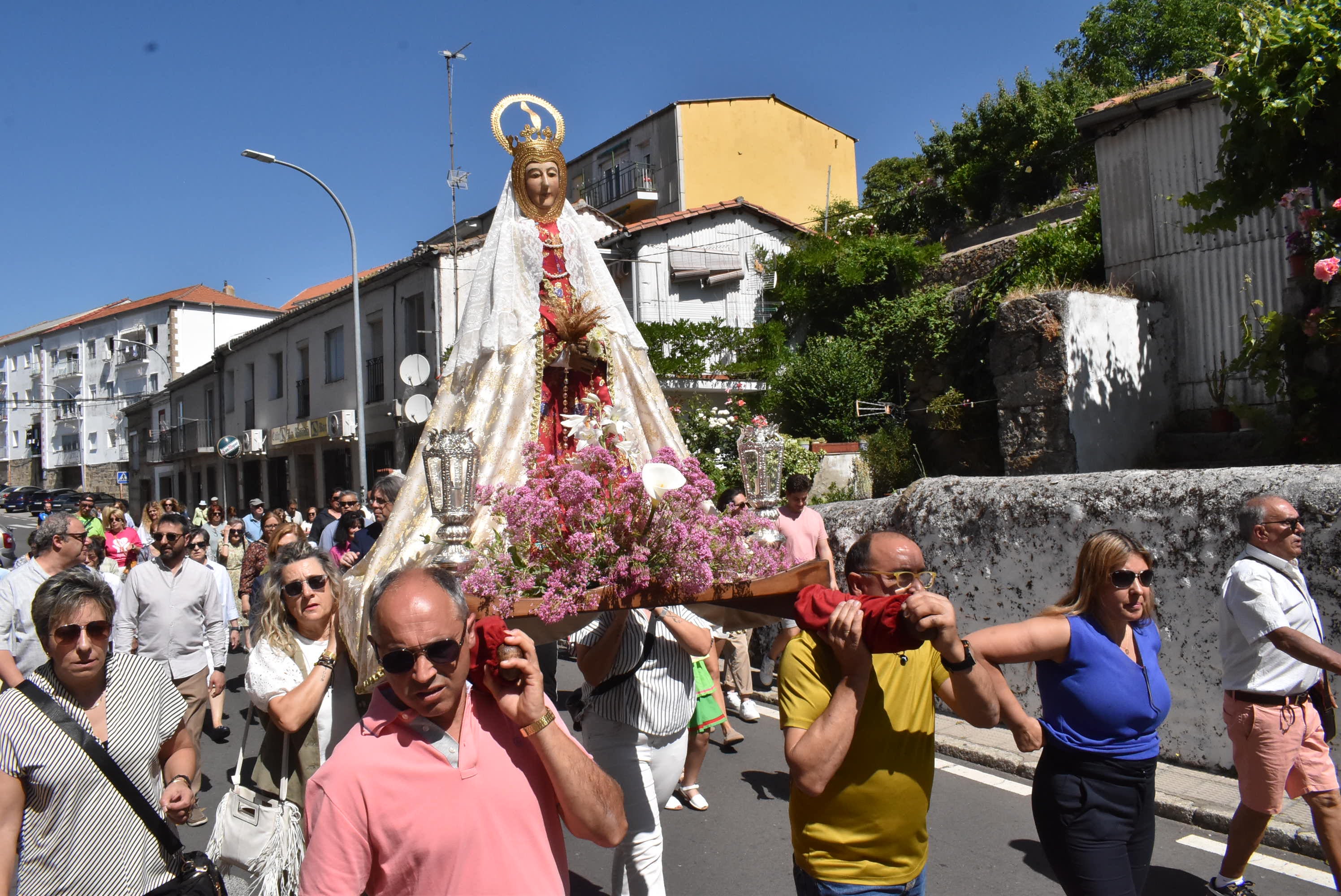 Béjar acompaña La Antigua en la procesión de la Virgen en el Domingo de Pentecostés