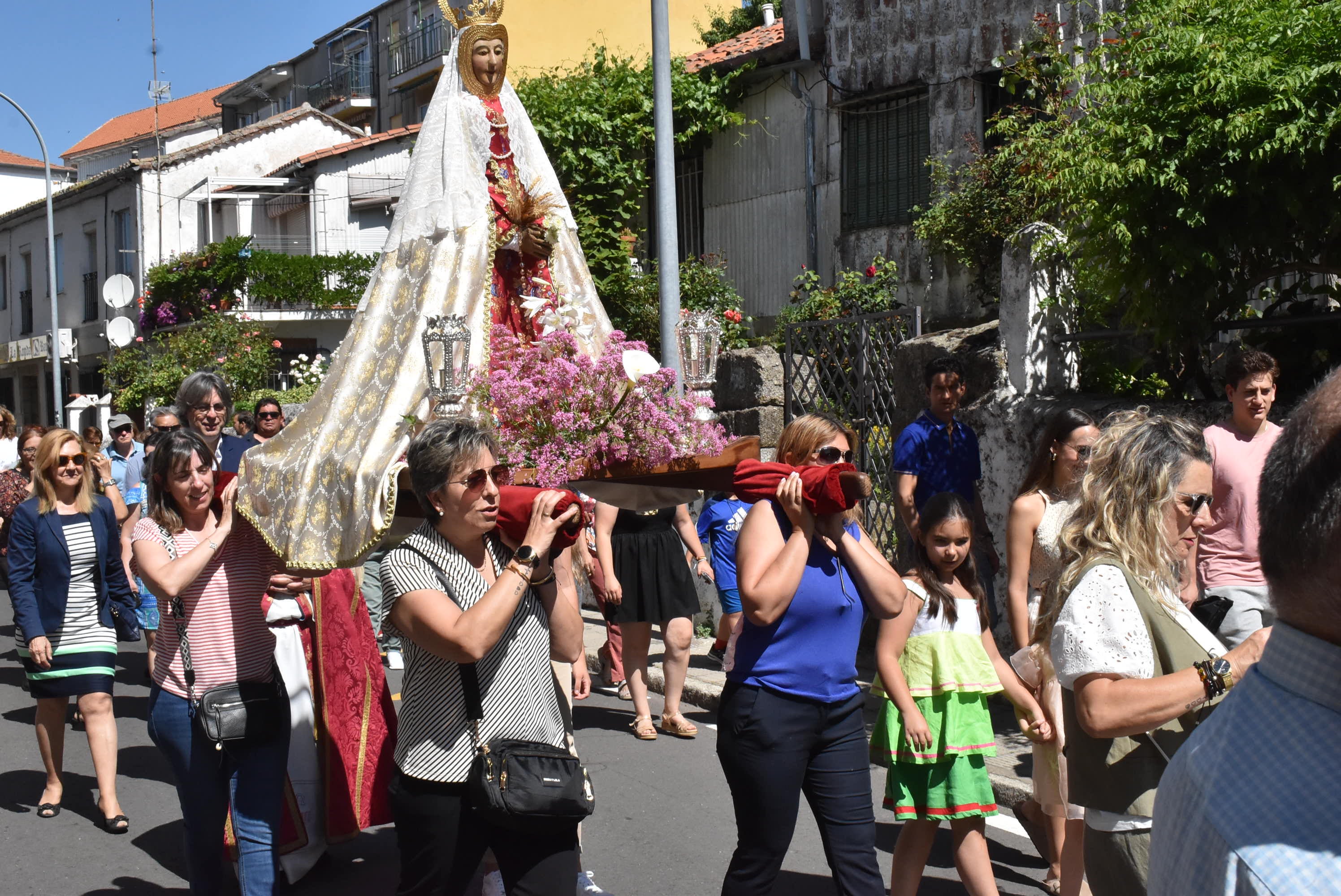 Béjar acompaña La Antigua en la procesión de la Virgen en el Domingo de Pentecostés