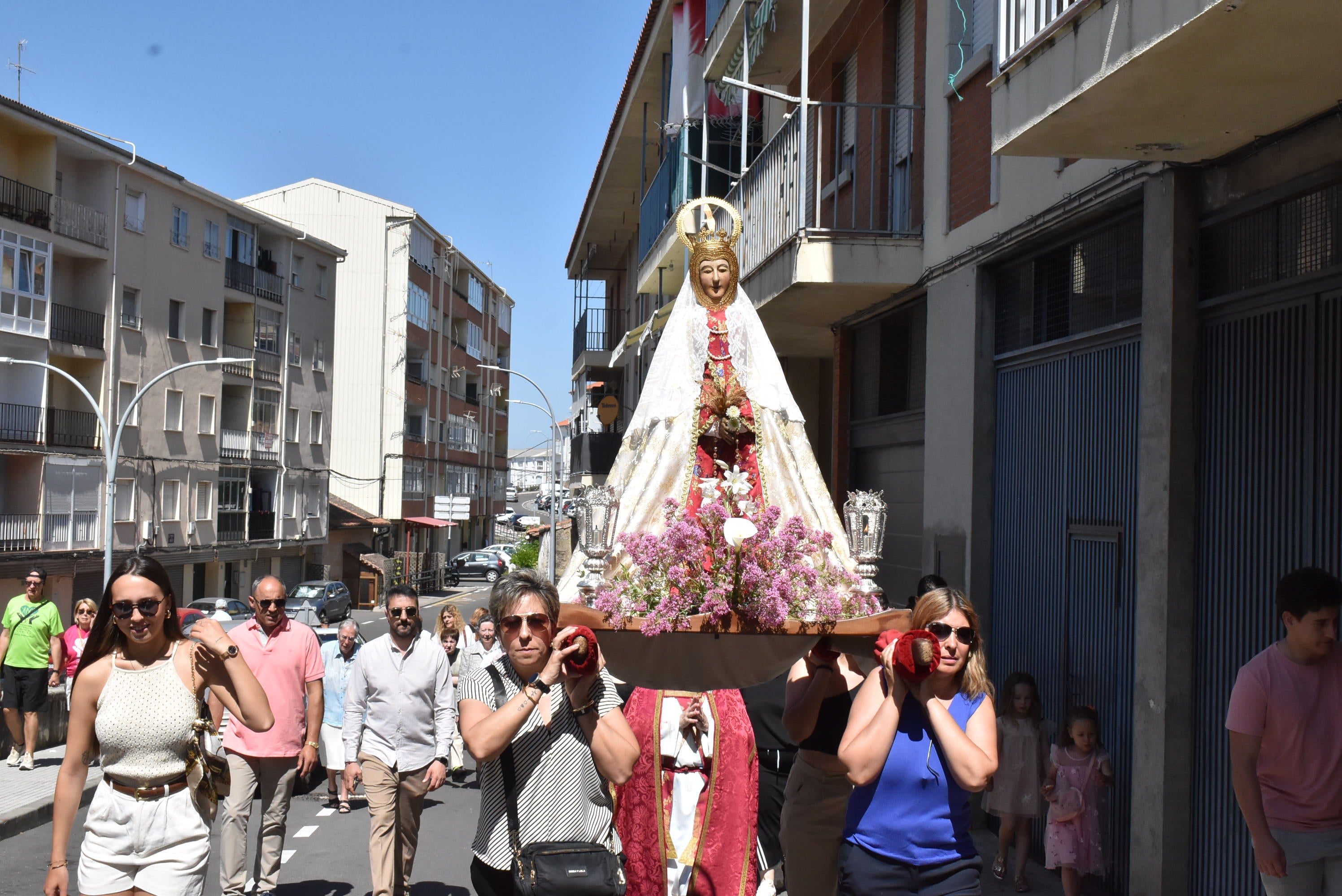 Béjar acompaña La Antigua en la procesión de la Virgen en el Domingo de Pentecostés
