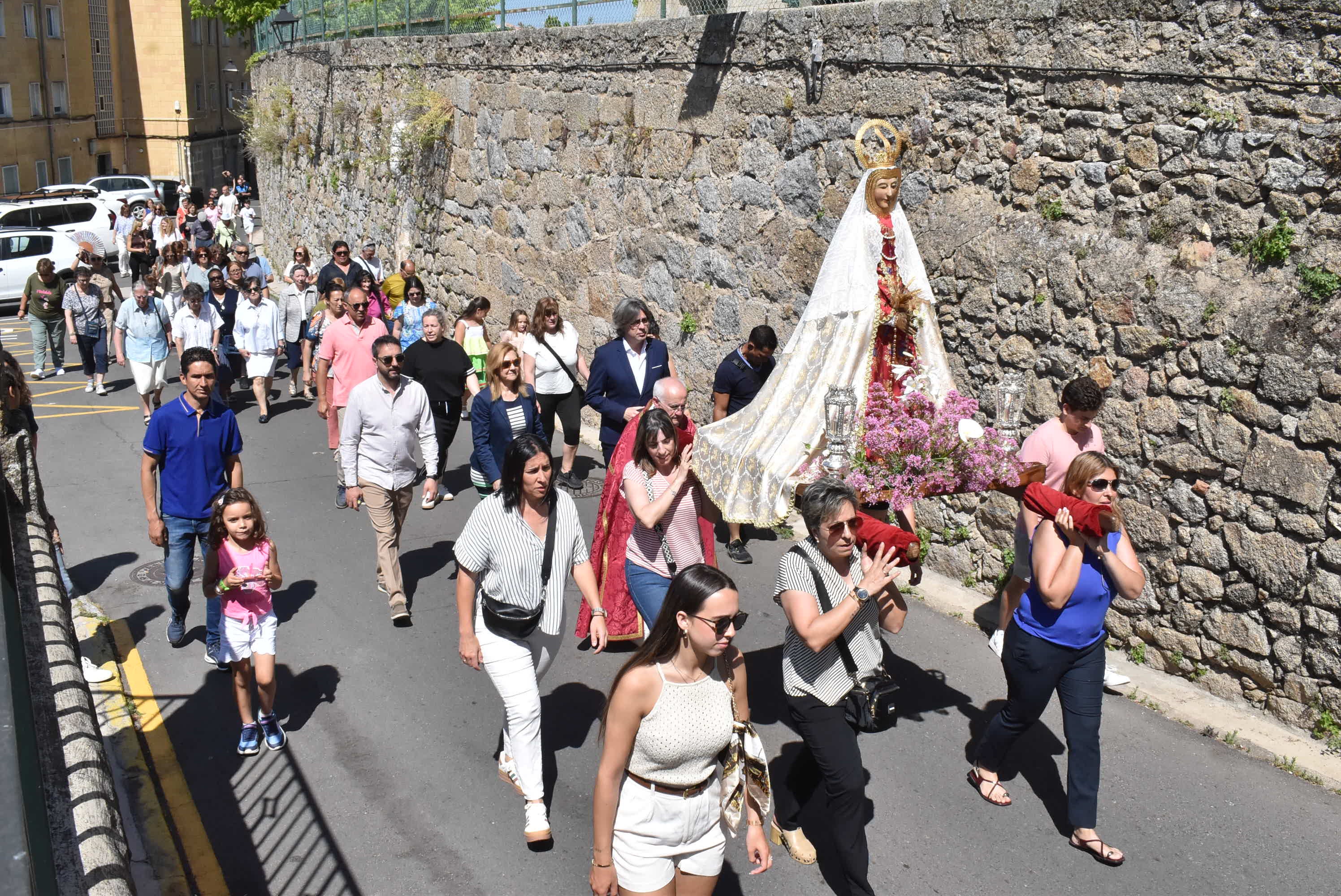 Béjar acompaña La Antigua en la procesión de la Virgen en el Domingo de Pentecostés