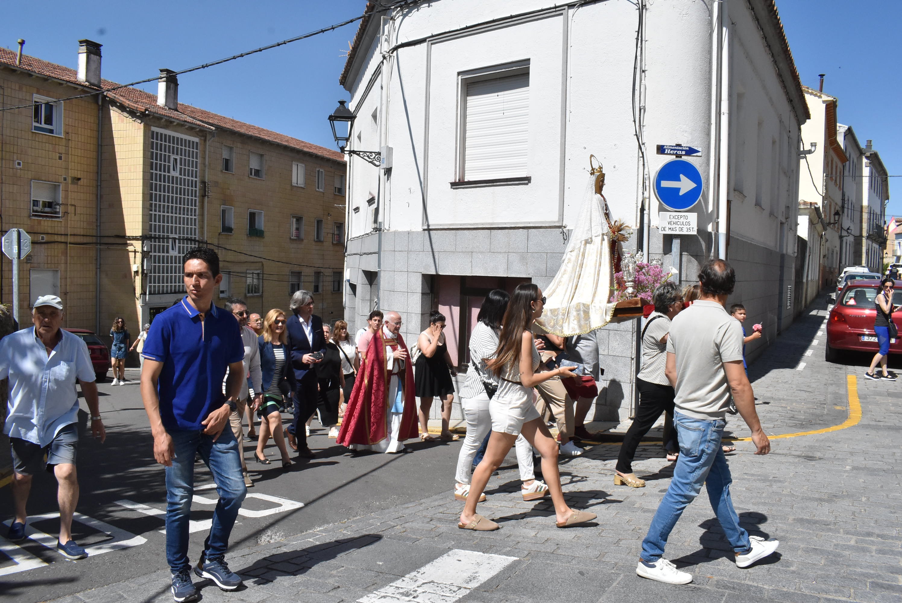 Béjar acompaña La Antigua en la procesión de la Virgen en el Domingo de Pentecostés