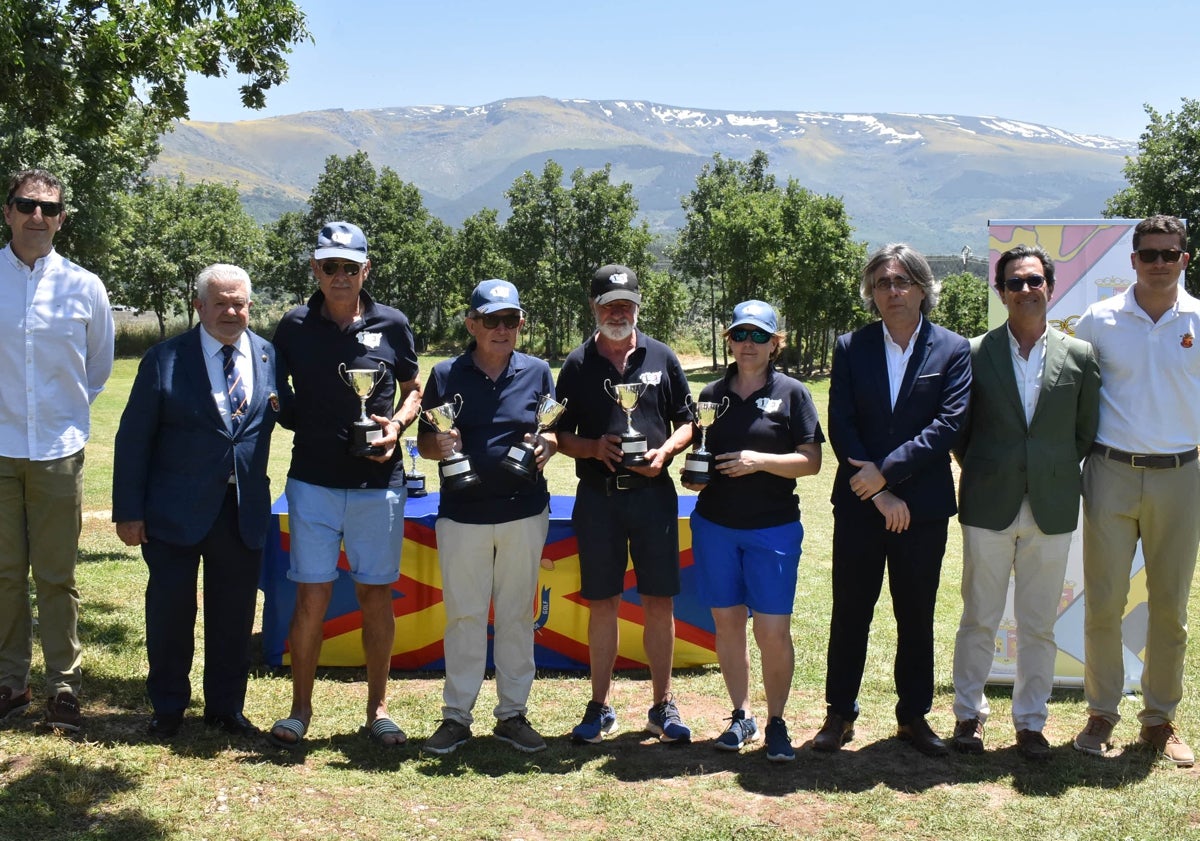 Imagen principal - Imagen de los tres equipos ganadores en el torneo de golf. 