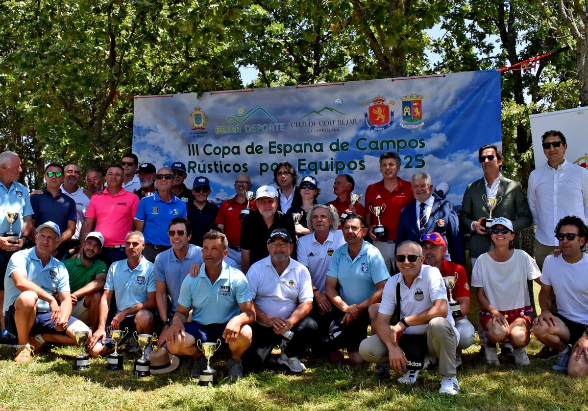 Ganadores y participantes en la Copa de España celebrada en el complejo deportivo de La Cerrallana en Béjar durante este fin de semana.