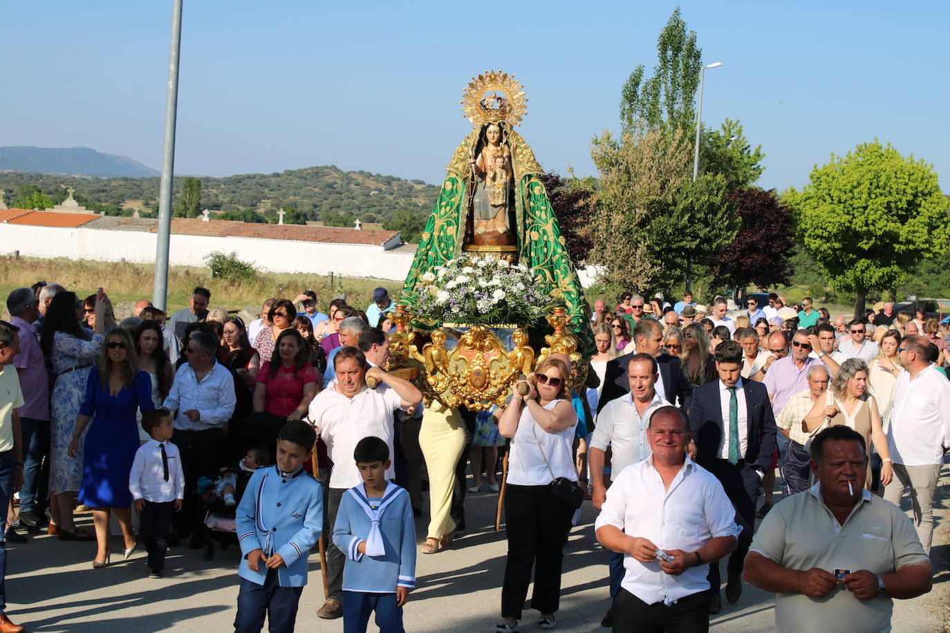 Los fieles acompañan a la Virgen de Valparaíso en Santibáñez de Béjar
