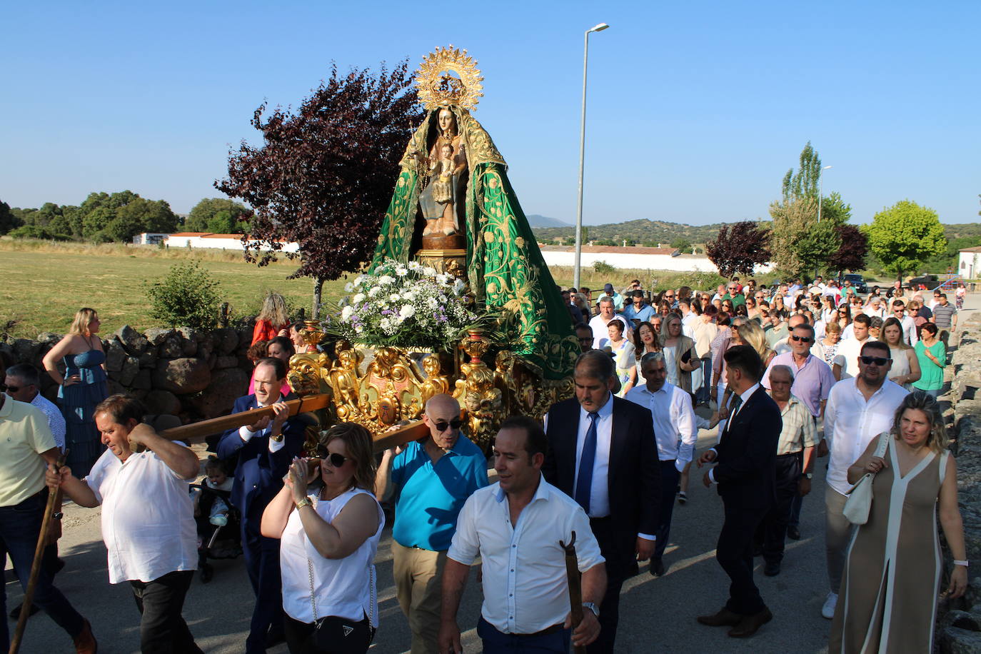 Los fieles acompañan a la Virgen de Valparaíso en Santibáñez de Béjar