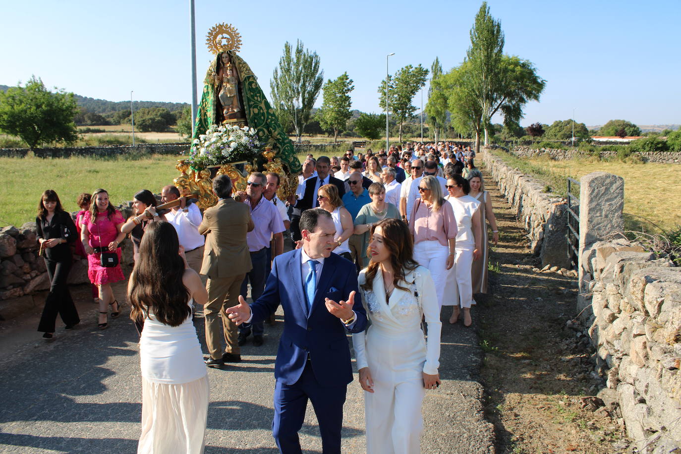 Los fieles acompañan a la Virgen de Valparaíso en Santibáñez de Béjar