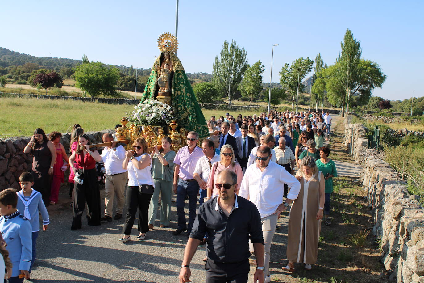 Los fieles acompañan a la Virgen de Valparaíso en Santibáñez de Béjar