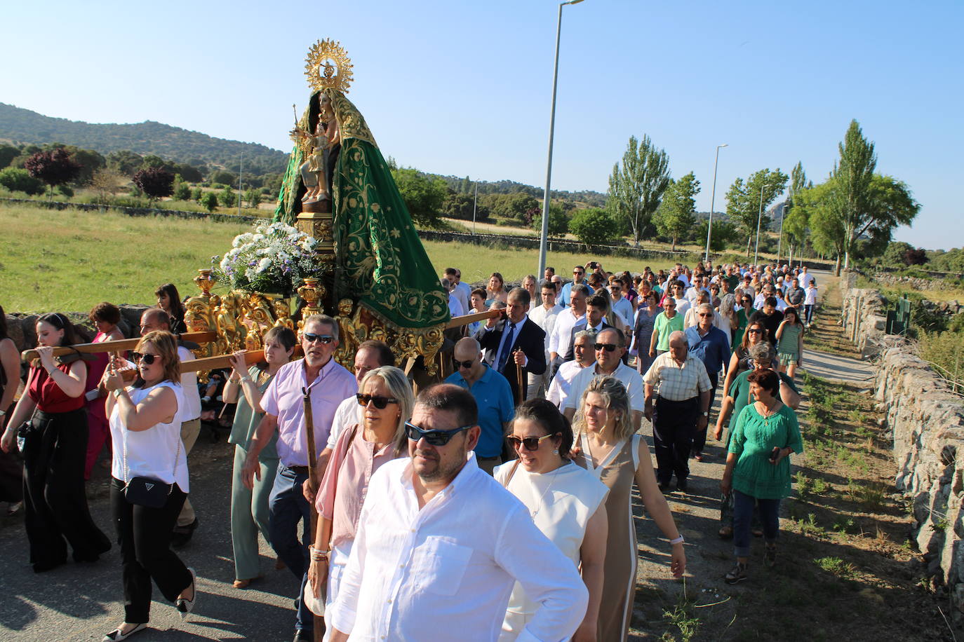 Los fieles acompañan a la Virgen de Valparaíso en Santibáñez de Béjar