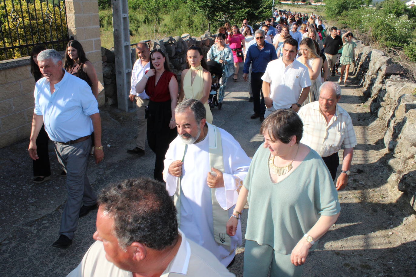 Los fieles acompañan a la Virgen de Valparaíso en Santibáñez de Béjar