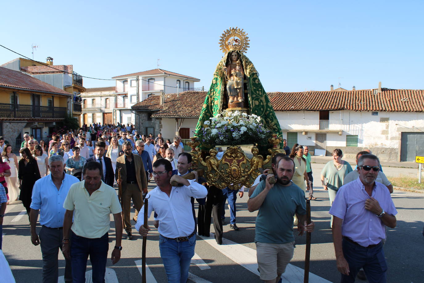 Los fieles acompañan a la Virgen de Valparaíso en Santibáñez de Béjar