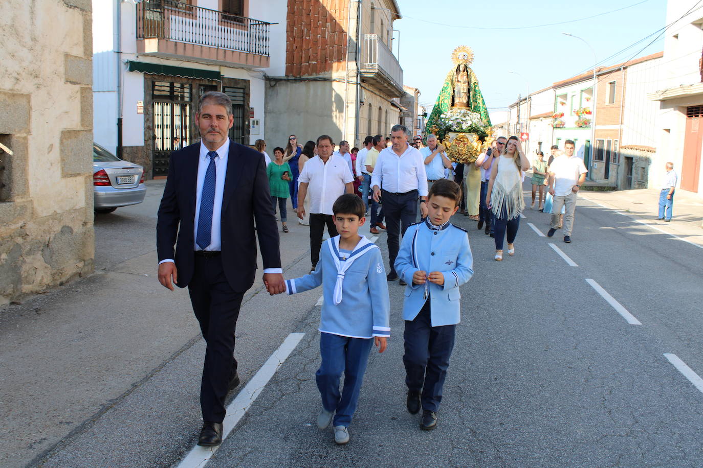 Los fieles acompañan a la Virgen de Valparaíso en Santibáñez de Béjar