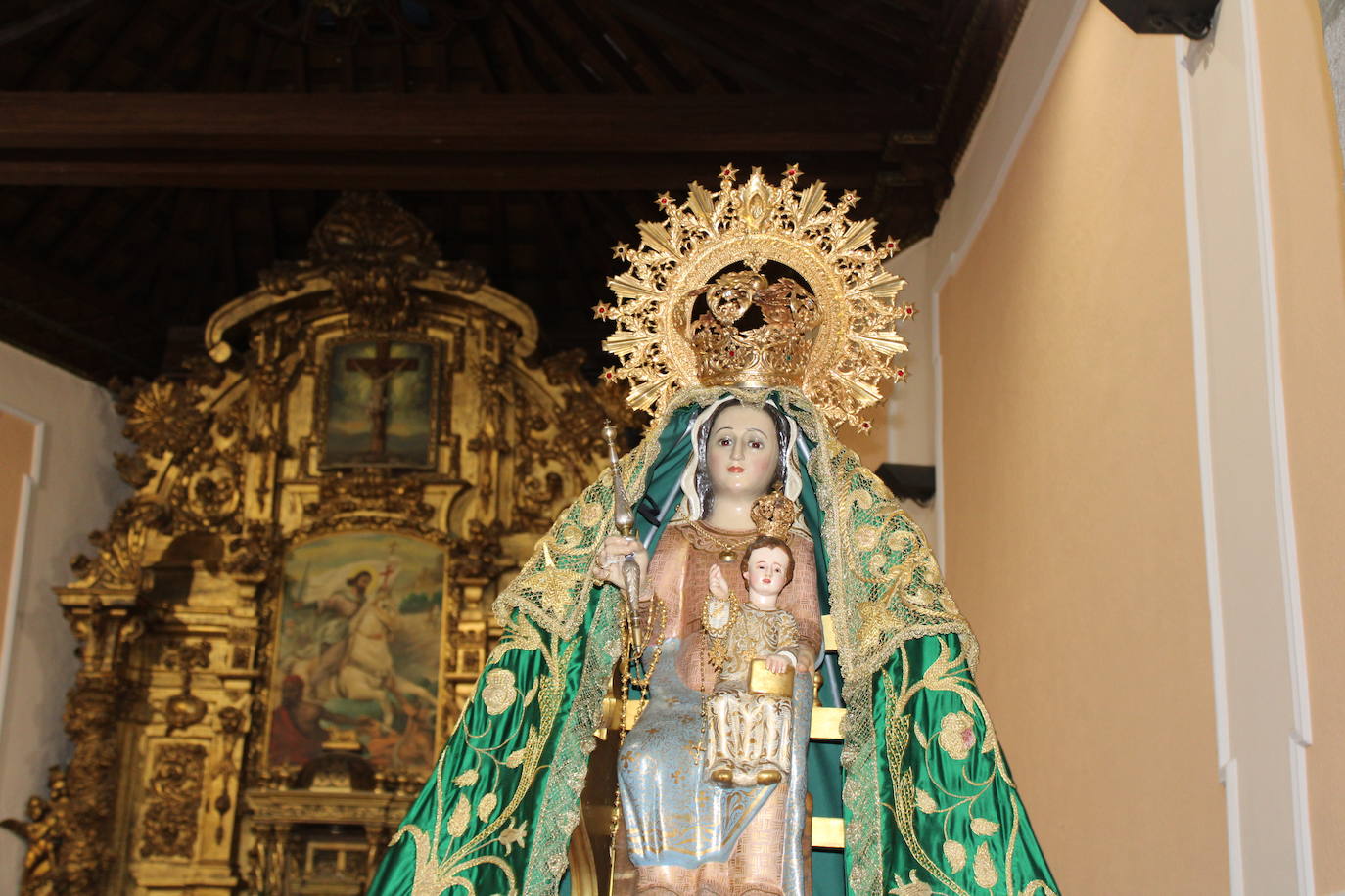 Los fieles acompañan a la Virgen de Valparaíso en Santibáñez de Béjar