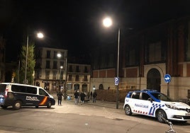 La Policía Local y Nacional en la plaza del Mercado.