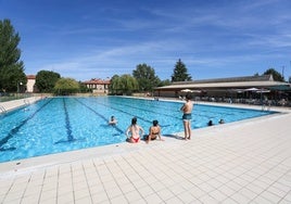 Bañistas en las instalaciones de Rosa Colorado, ayer en el primer día de actividad de la temporada