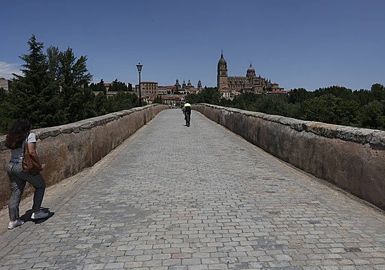 Los pretiles del Puente Romano, visiblemente deteriorados y con el mortero lleno de grietas