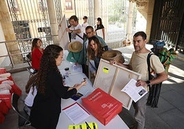 Los participantes, durante el registro en el patio de La Salina.