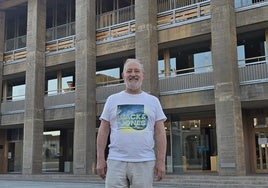 El escultor Iñaki Ruiz de Eguino junto al Centro Cultural de Carbajosa.