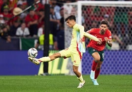 Pedri controla el cuero en el encuentro frente a Portugal.