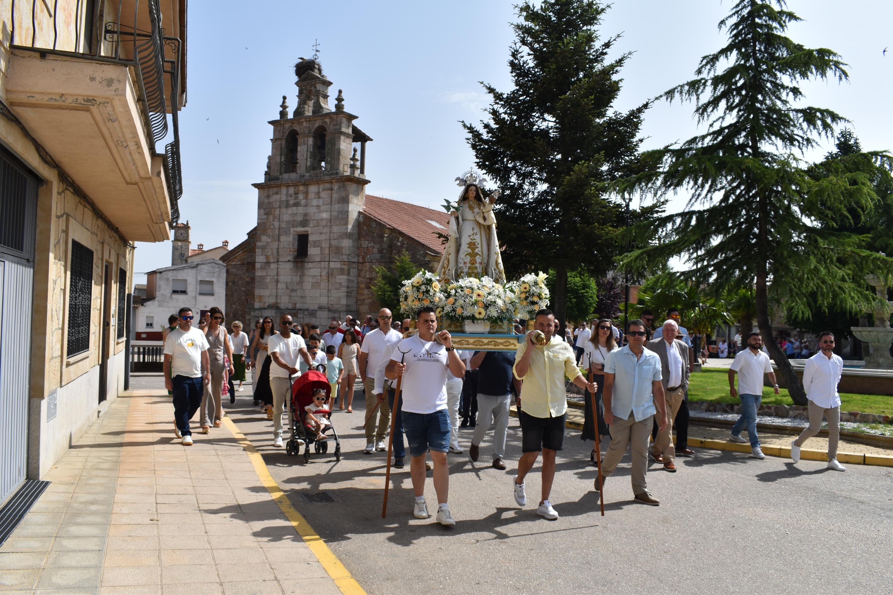 Calvarrasa de Arriba honra a la Virgen de la Peña en su paseo hacia la ermita del siglo XVII