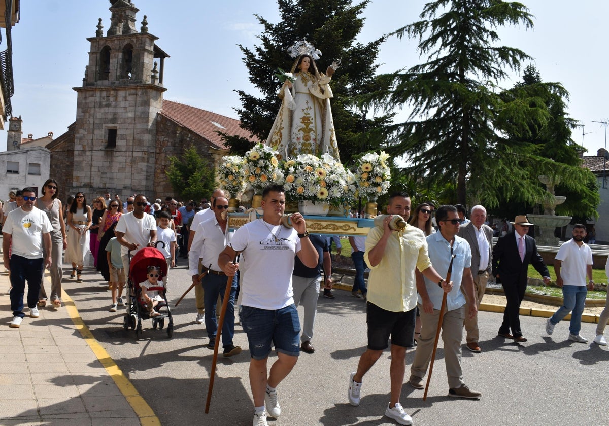 Calvarrasa de Arriba honra a la Virgen de la Peña en su paseo hacia la ermita del siglo XVII