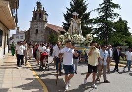 Momento del traslado con la Virgen de la Peña.
