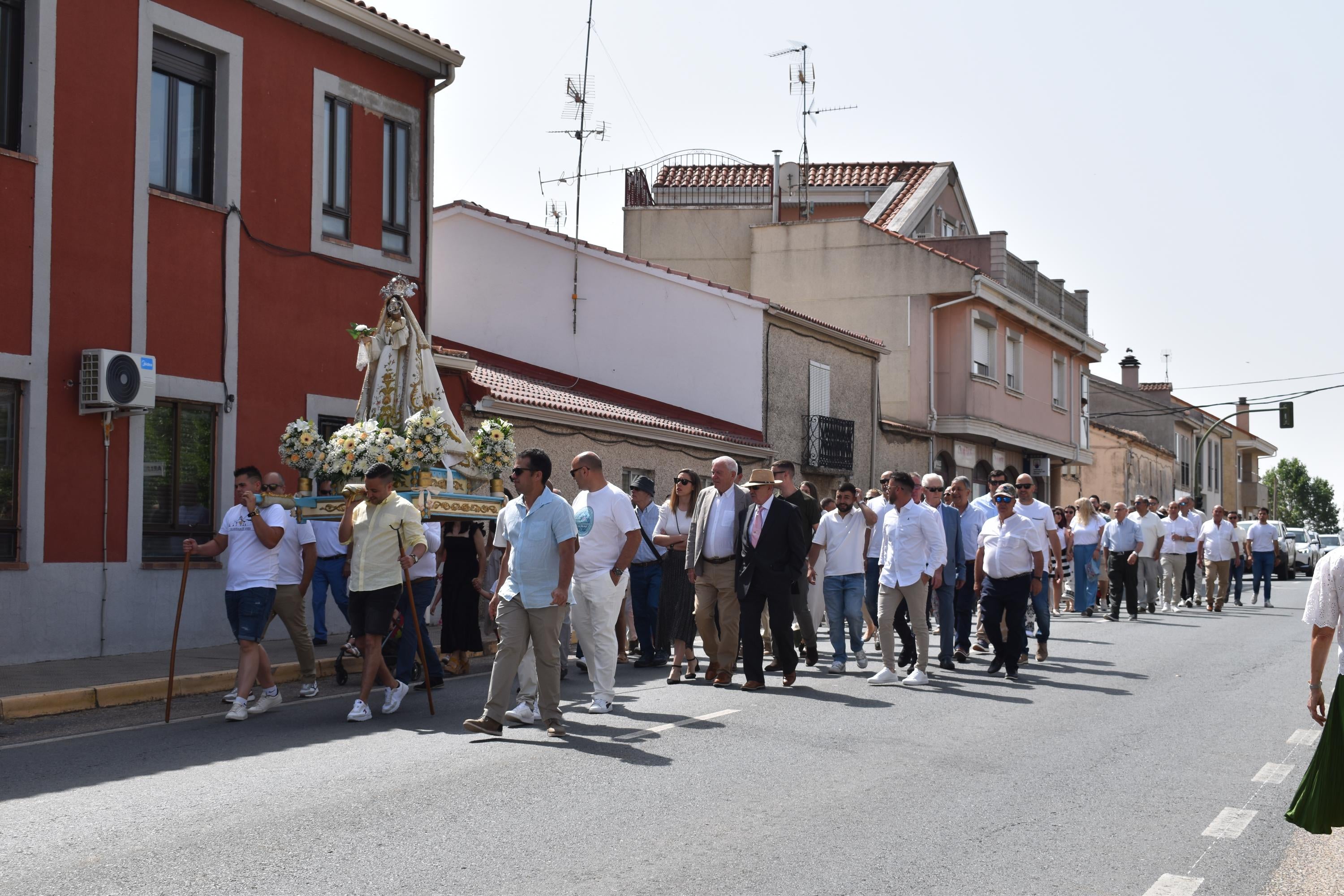 Calvarrasa de Arriba honra a la Virgen de la Peña en su paseo hacia la ermita del siglo XVII