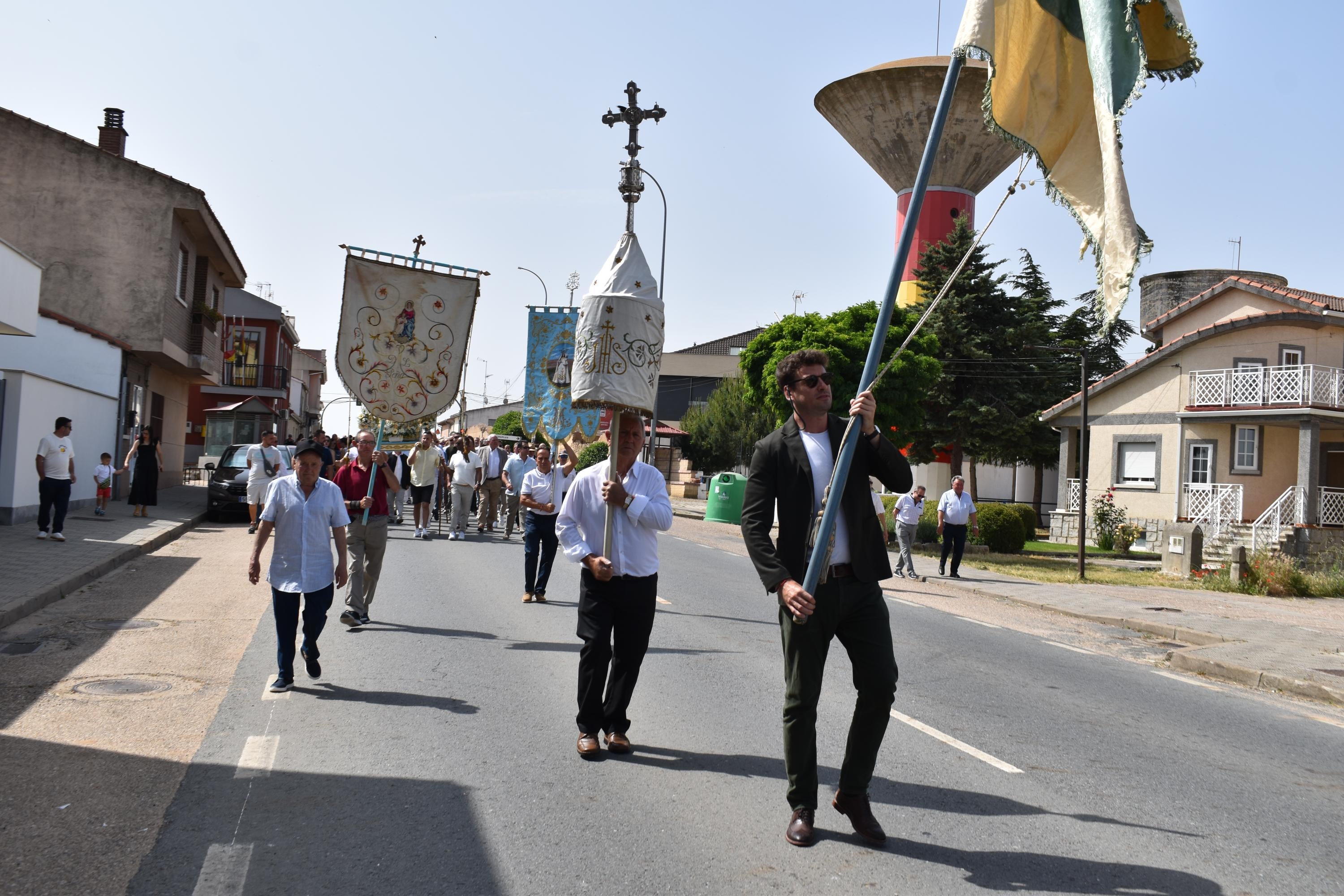 Calvarrasa de Arriba honra a la Virgen de la Peña en su paseo hacia la ermita del siglo XVII