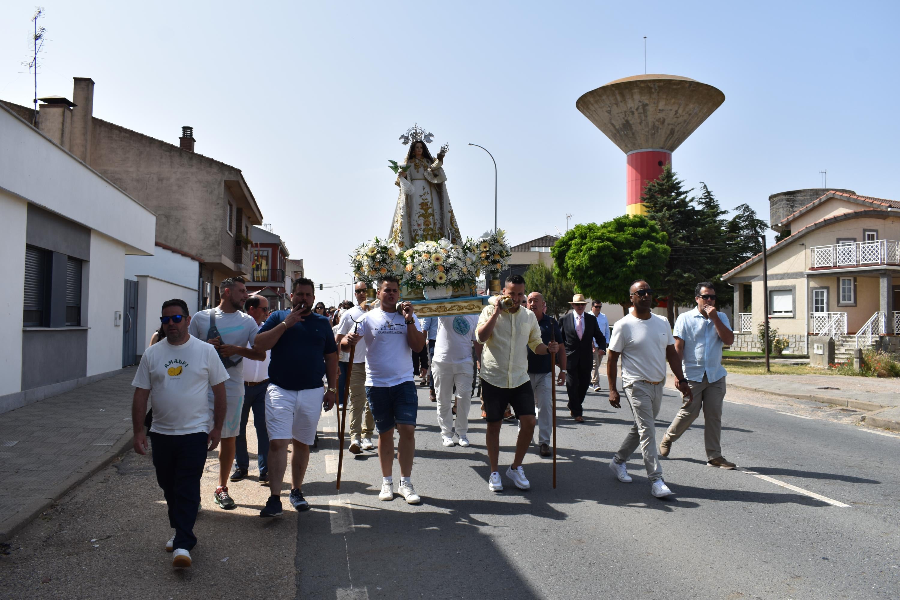 Calvarrasa de Arriba honra a la Virgen de la Peña en su paseo hacia la ermita del siglo XVII