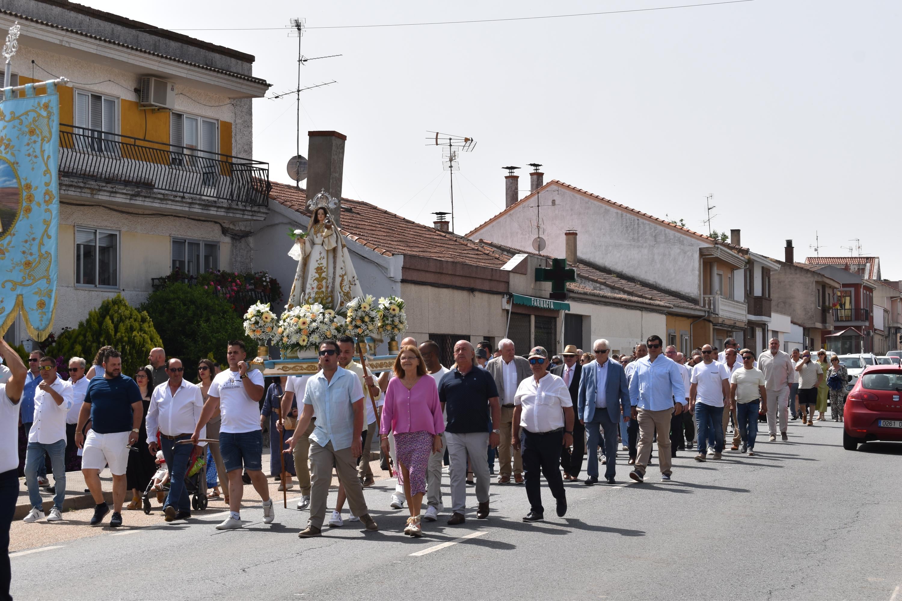 Calvarrasa de Arriba honra a la Virgen de la Peña en su paseo hacia la ermita del siglo XVII