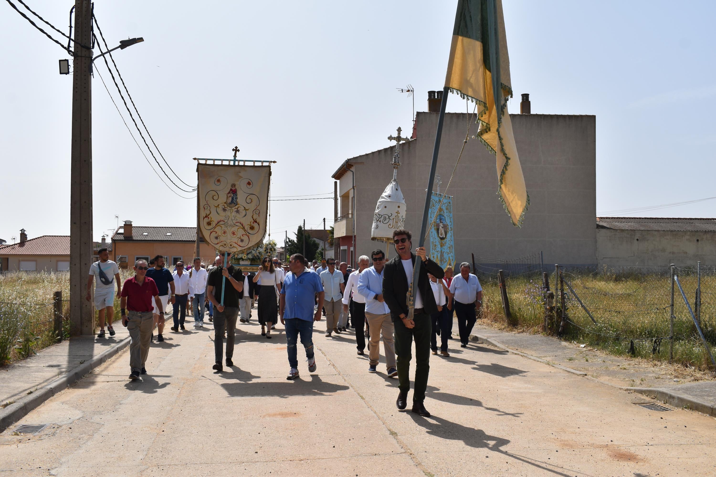 Calvarrasa de Arriba honra a la Virgen de la Peña en su paseo hacia la ermita del siglo XVII